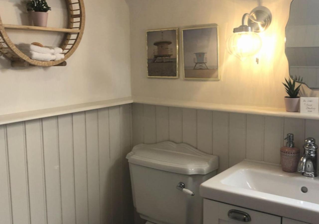The Pink Cottage Upstairs Suite & Garden Summer Room Whitehead Dış mekan fotoğraf