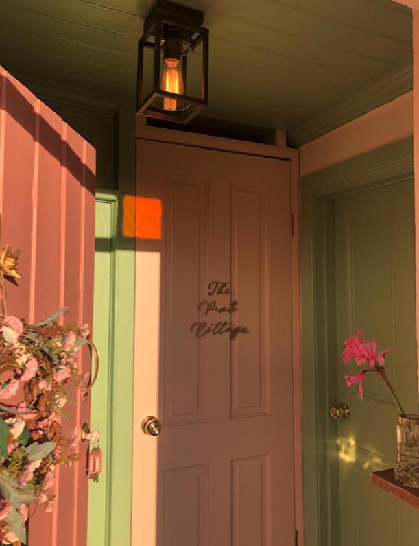The Pink Cottage Upstairs Suite & Garden Summer Room Whitehead Dış mekan fotoğraf