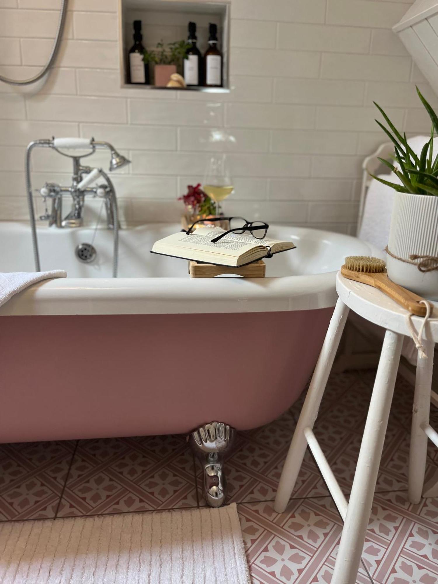 The Pink Cottage Upstairs Suite & Garden Summer Room Whitehead Dış mekan fotoğraf