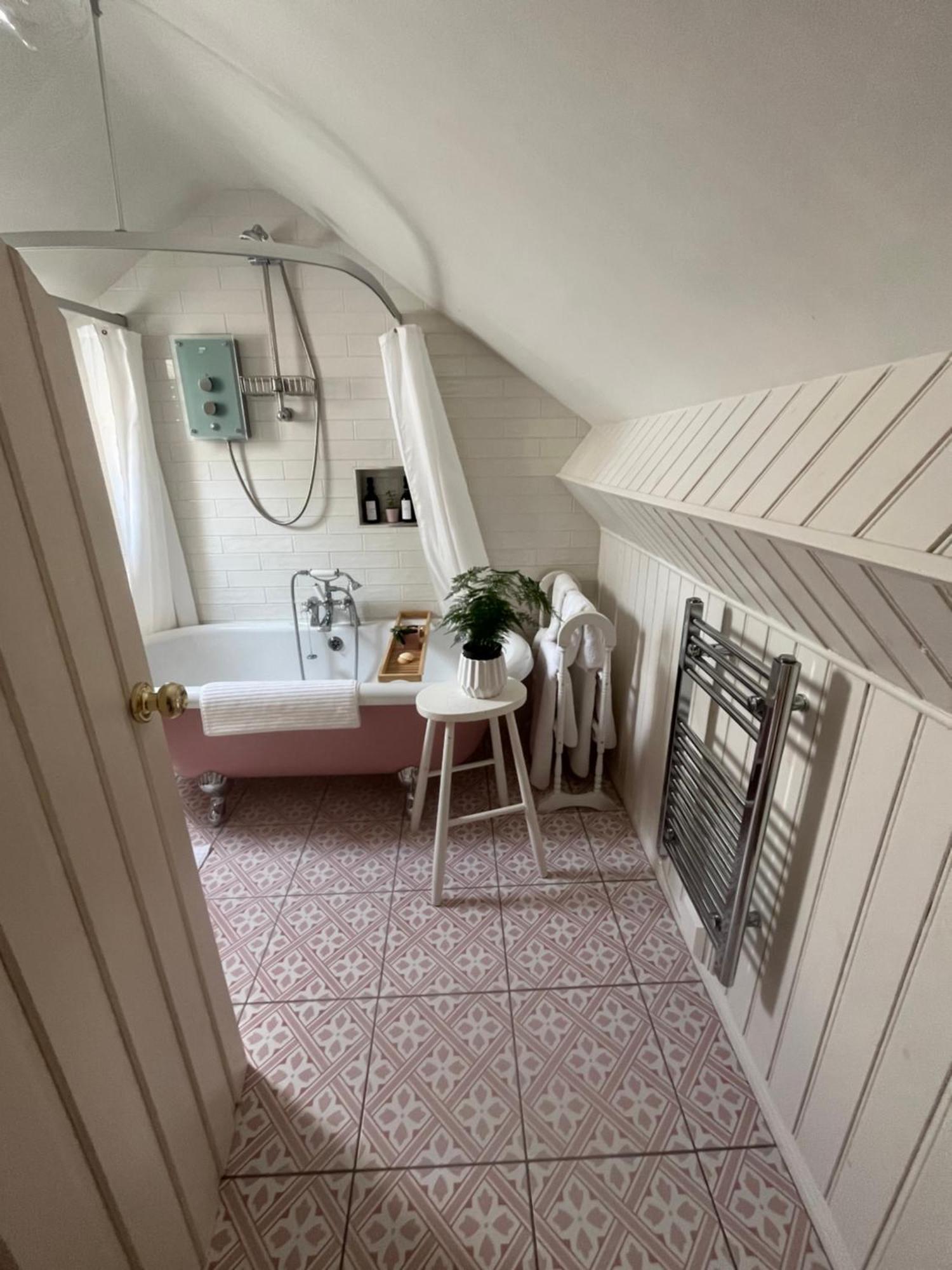 The Pink Cottage Upstairs Suite & Garden Summer Room Whitehead Dış mekan fotoğraf